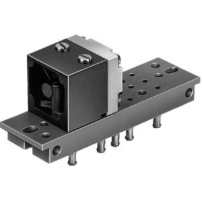 Ein metallisches Maschinenteil mit Schraubenlöchern und beweglichen Komponenten, möglicherweise Teil einer mechanischen Halterung oder Schiene.