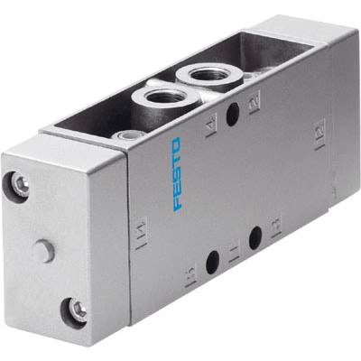 Ein silbernes Pneumatikventil der Marke Festo, zur Steuerung von Luftströmen in automatisierten Systemen.
