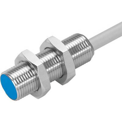 Ein zylindrischer, metallischer Sensor mit blauer Kappe und zwei Befestigungsmuttern, der mit einem Kabel verbunden ist.