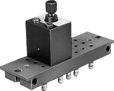 Ein Metallblock mit mehreren Löchern und einem drehbaren Schalter oben, möglicherweise ein industrielles Ventil oder Steuerungsteil.