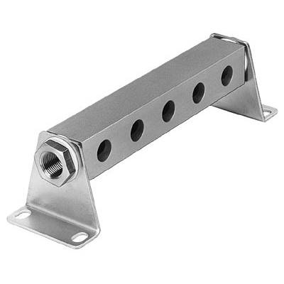Metallblock mit vier Löchern, befestigt auf einer rechteckigen Grundplatte mit zwei Stützwinkeln an den Enden.