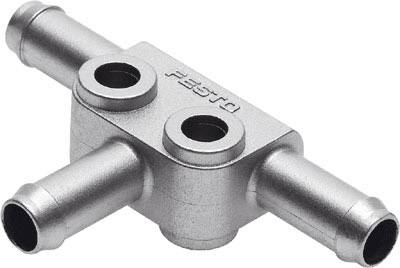 Ein T-förmiges Metallverbindungsteil mit vier Öffnungen, beschriftet mit 'FESTO', verwendet in pneumatischen Systemen für Luftleitungen.