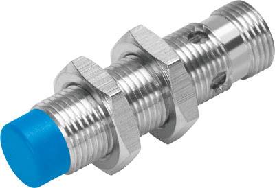 Ein zylindrischer Metall-Induktivsensor mit blauem Kopf, Gewinde und zwei Muttern. Geeignet zur Erkennung von metallischen Objekten.