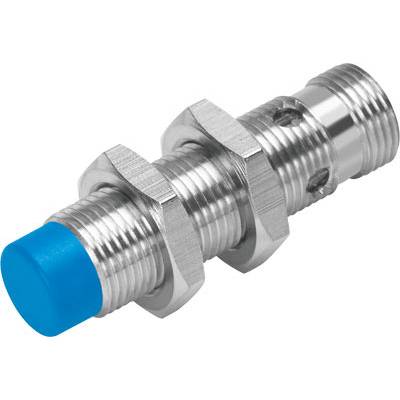 Ein zylindrischer Metall-Induktivsensor mit blauem Kopf, Gewinde und zwei Muttern. Geeignet zur Erkennung von metallischen Objekten.