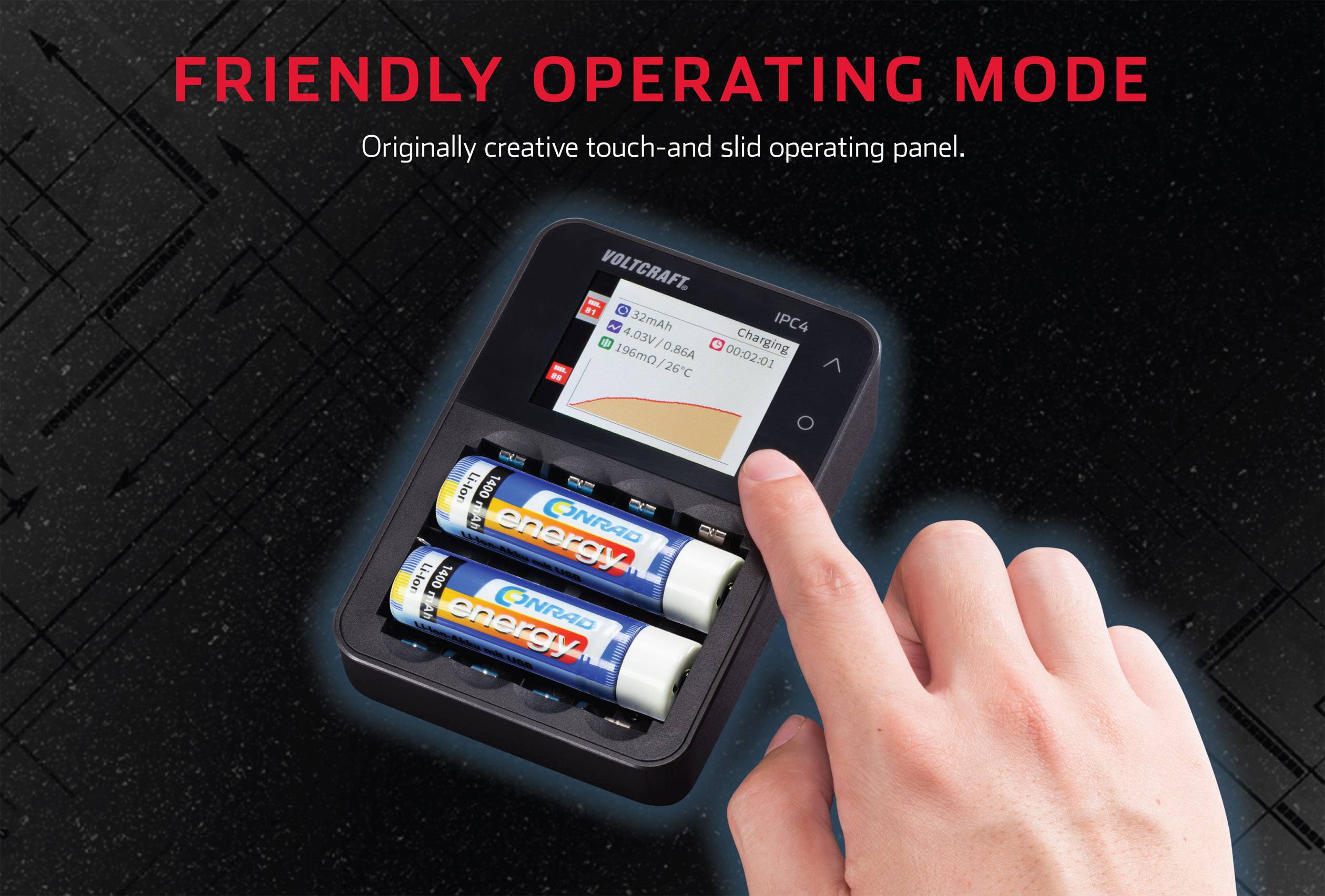 Ein Finger berührt ein Ladegerät mit zwei AA-Batterien und einem Display. Text oben: 'FRIENDLY OPERATING MODE'.