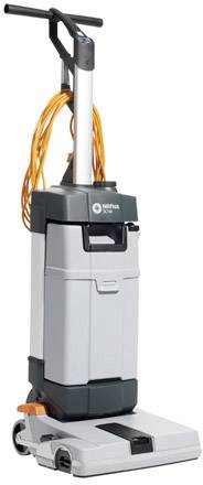 Ein stehender, grauer Bodenreinigungsautomat mit einem schwarzen Griff und einem aufgerollten orangefarbenen Kabel an der Seite.