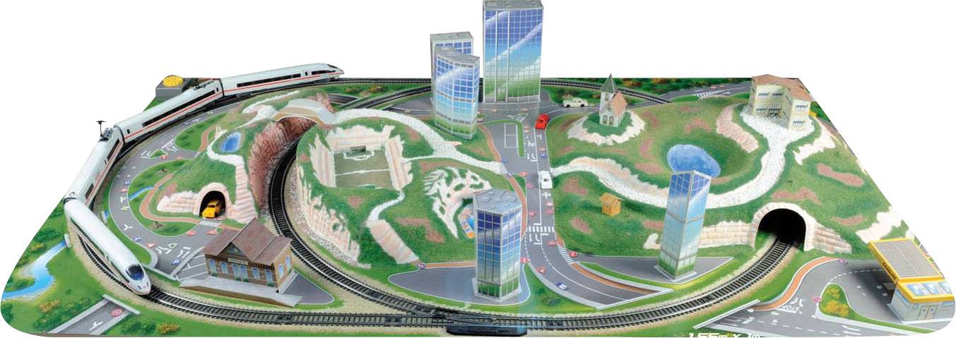 Spielzeug-Eisenbahnset mit Schienen, Zügen, Gebäuden und Landschaften auf einem Spielfeld.