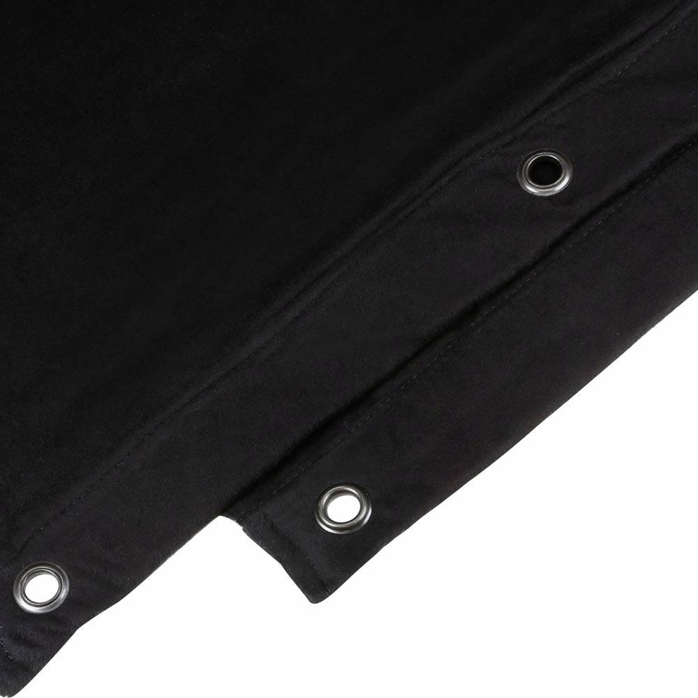 Eine schwarze Plane mit Ösen an den Ecken, vermutlich für Abdeck- oder Schutzzwecke.