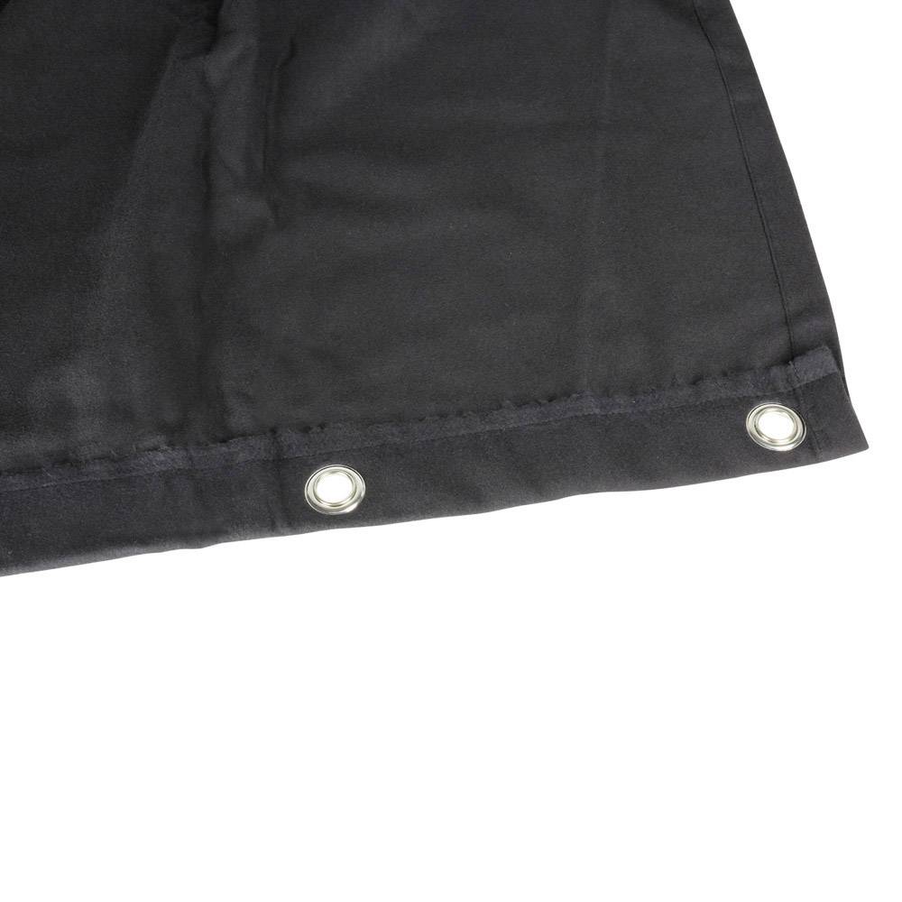 Schwarzes Kleidungsstück mit Metallösen am Rand, möglicherweise Teil eines Vorhangs oder einer Abdeckung.