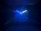 Disco-Kugel in einem dunklen Raum, beleuchtet von bunten Scheinwerfern, wirft Muster aus Lichtpunkten auf den Boden und die Wände.