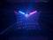 Disco-Kugel hängt an der Decke eines dunklen Raumes, farbige Lichter und Muster strahlen in verschiedenen Richtungen aus.