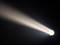 Lichtstrahl strahlt aus einer Taschenlampe in einem dunklen Raum. Der Raum bleibt dunkel, nur der Lichtstrahl ist sichtbar.