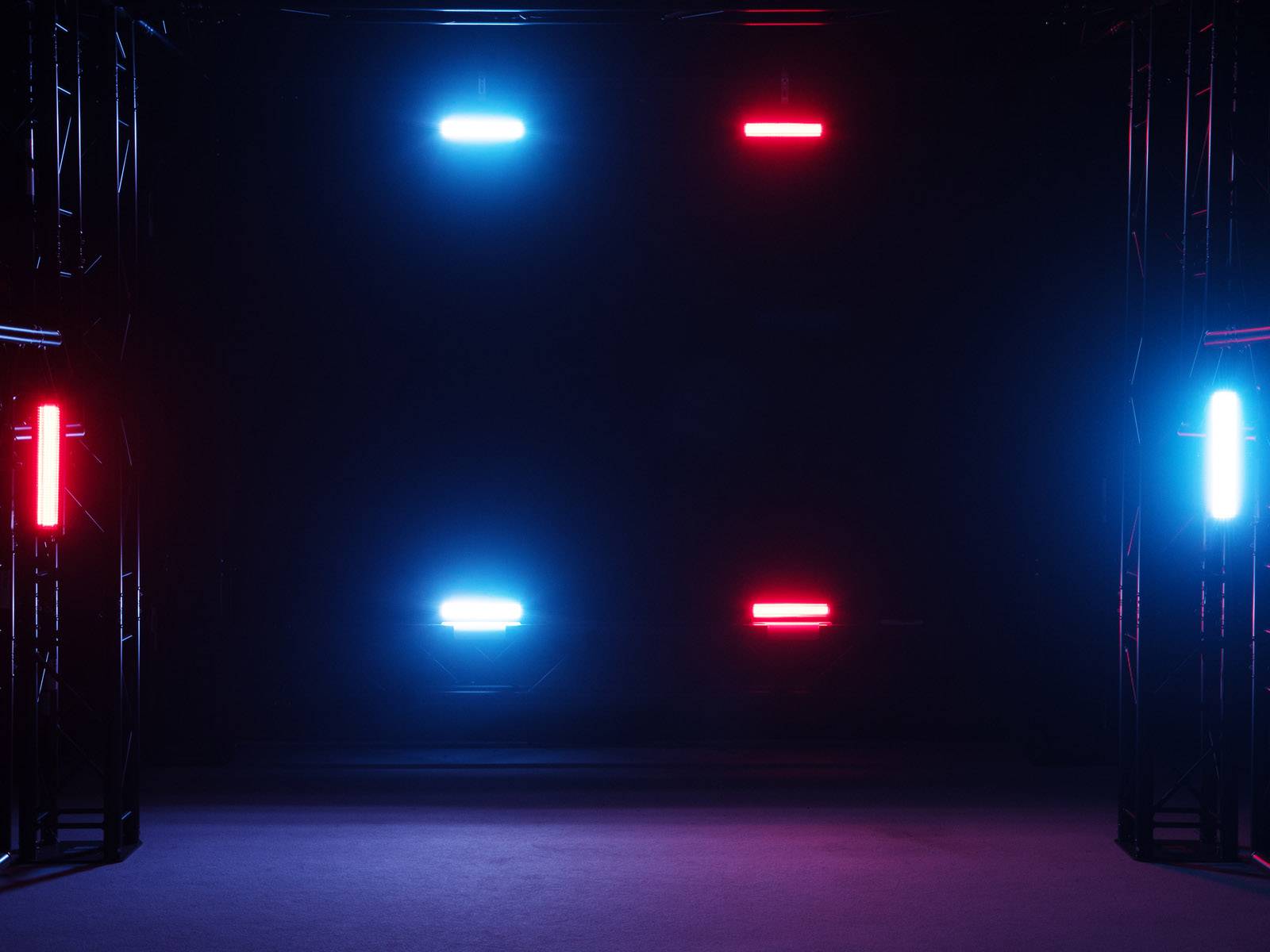 Mehrere rote und blaue Leuchtstreifen sind in einem dunklen Raum angeordnet, die ein futuristisches Ambiente erzeugen.