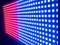 Leuchtendes LED-Panel mit zwei Farbbereichen: links rot und rechts blau.