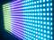 LED-Lichtwand in verschiedenen Farben: Grün, Blau, Violett. Weitwinkelaufnahme, erzeugt ein futuristisches und lebhaftes Ambiente.