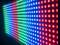 Nahaufnahme von LED-Leuchten in den Farben Rot, Grün und Blau, die in einem regelmäßigen Muster angeordnet sind.