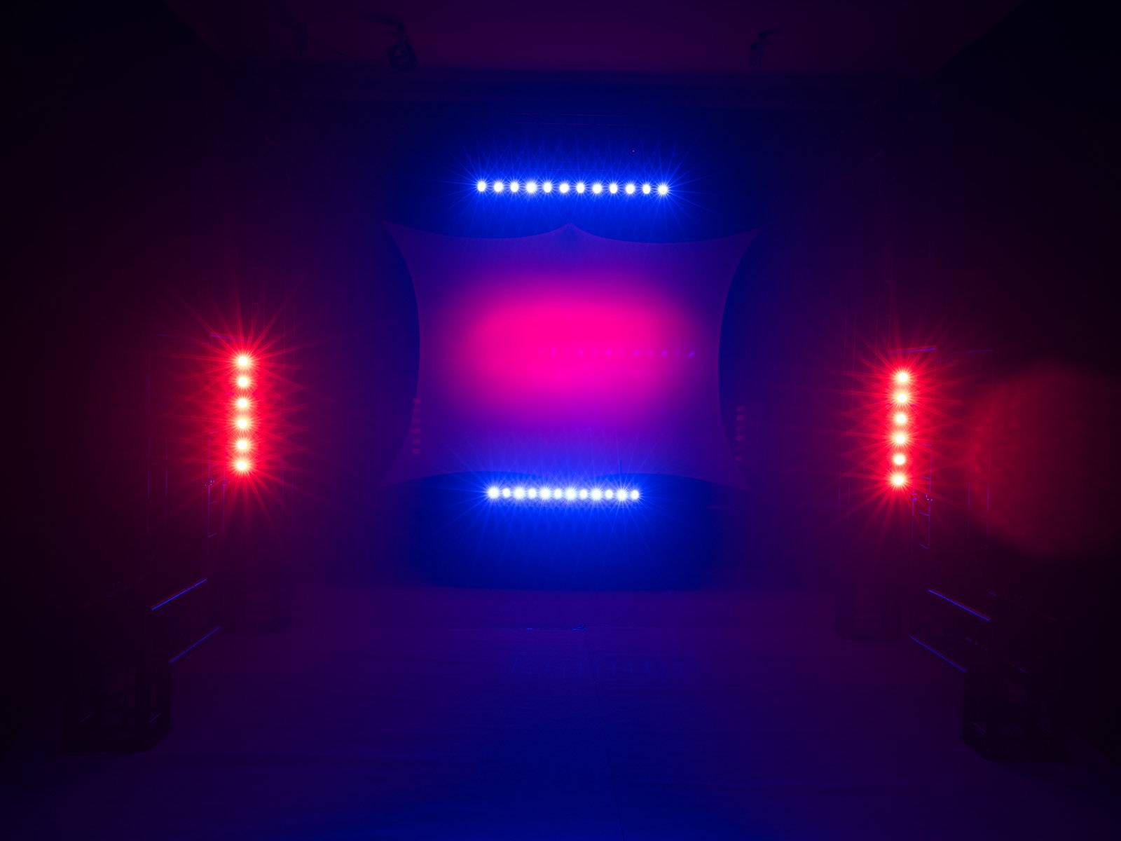 LED-Leuchten in Blau und Rot erhellen eine dunkle Umgebung, die eine stimmungsvolle Atmosphäre schafft.