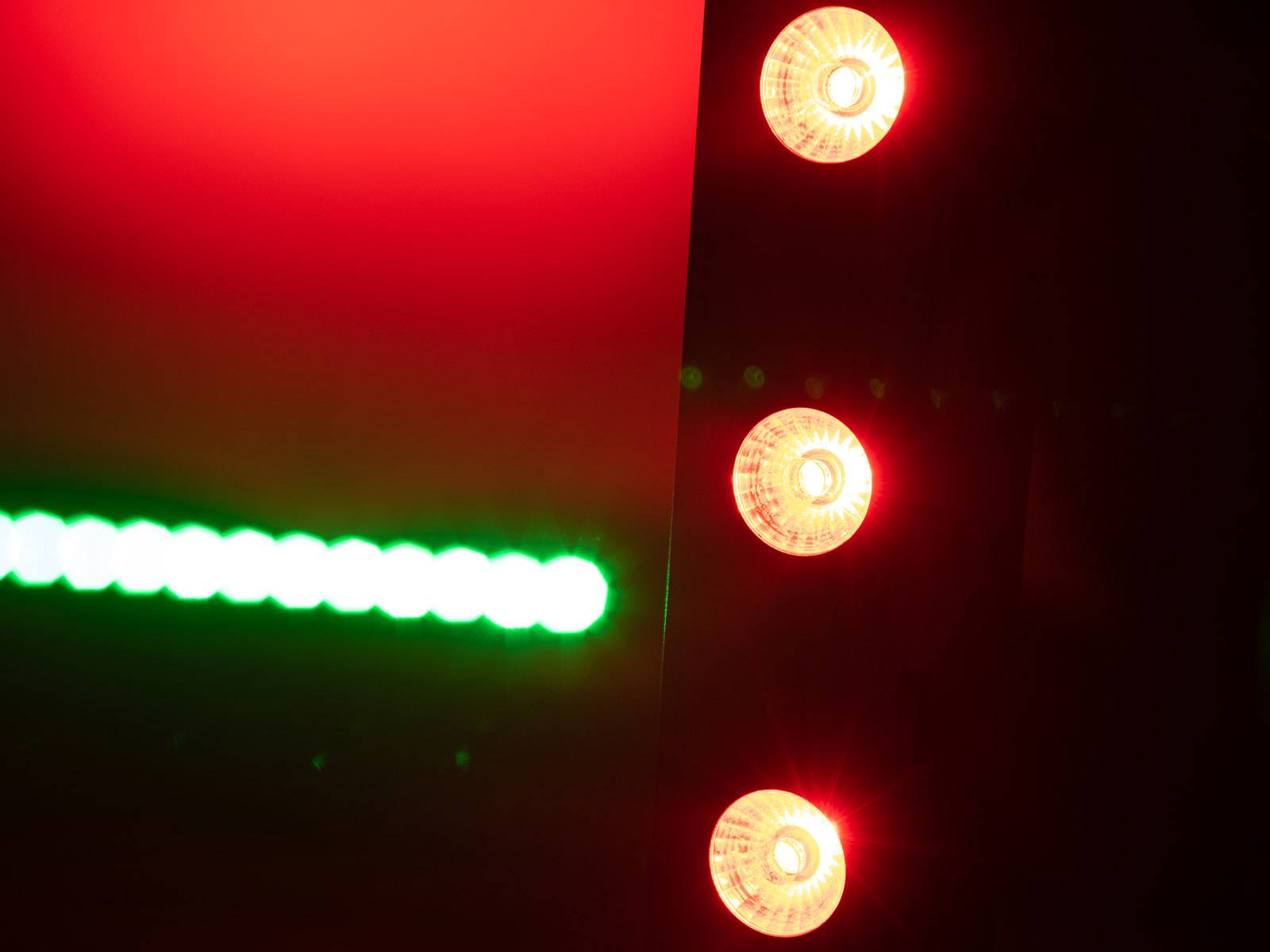 Rote und grüne Lichter auf einer Ampel, die Verkehrssignale darstellen.
