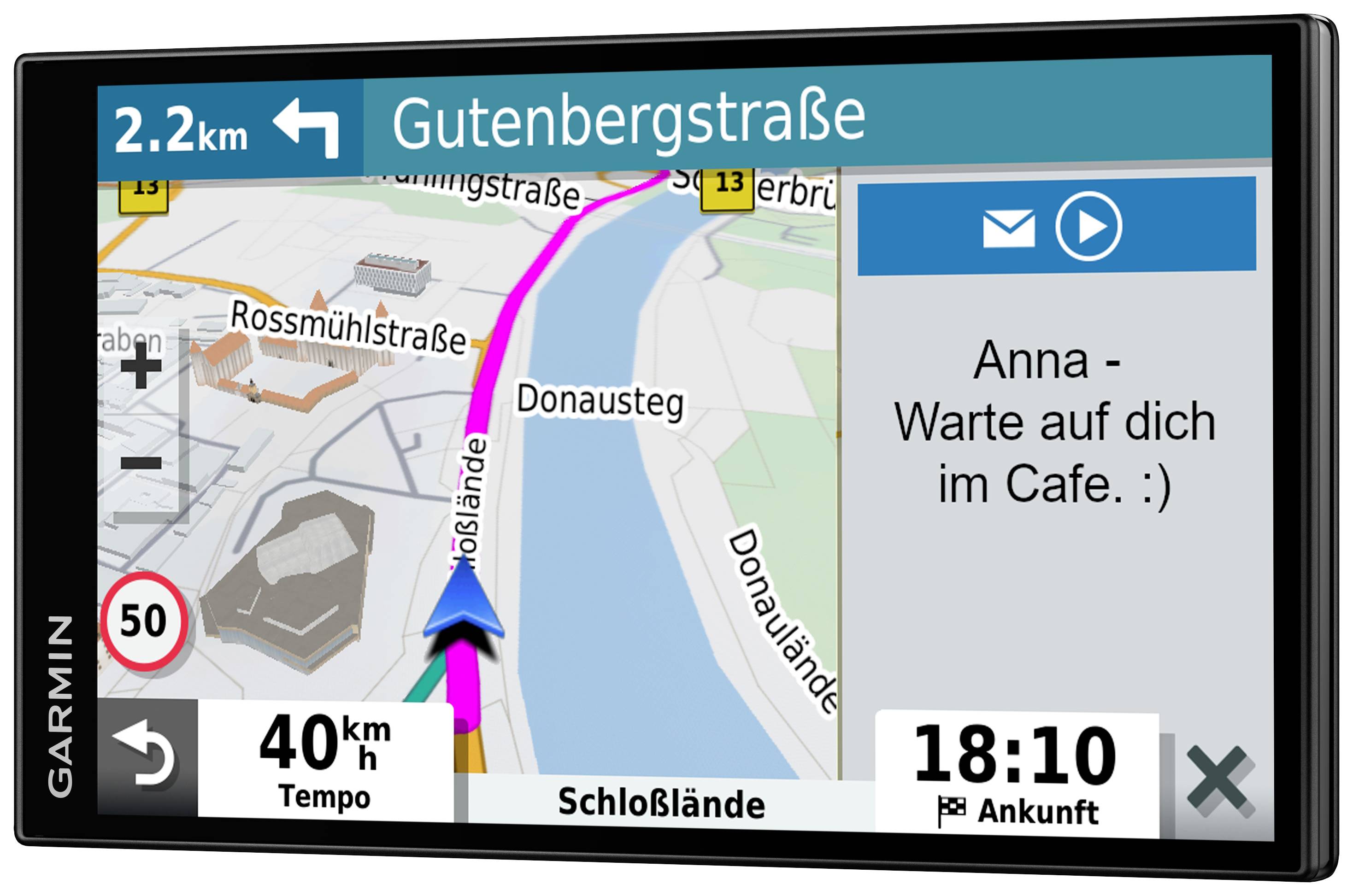 Navigationsgerät zeigt eine Route zur Gutenbergstraße mit verbleibenden 2,2 km. Aktuelles Tempo: 40 km/h. Nachricht von Anna: 'Warte auf dich im Cafe :)'. Ankunft um 18:10 Uhr.