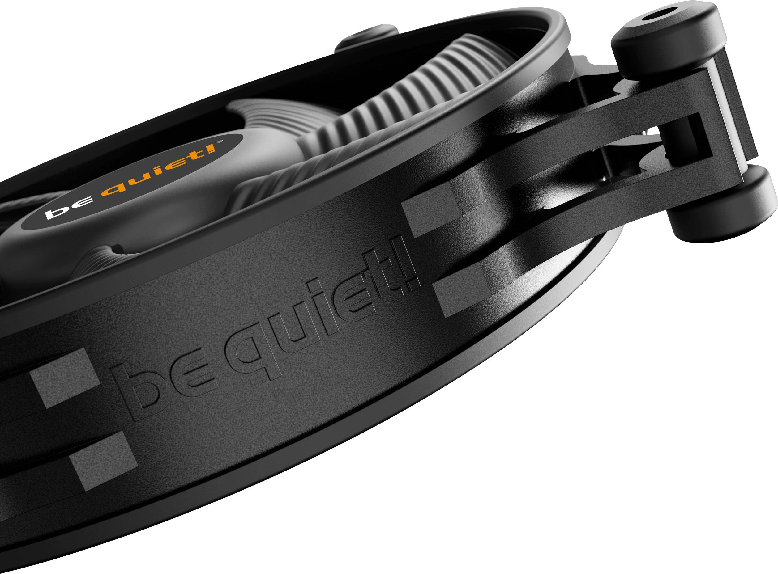 Schwarzer Computerlüfter mit 'be quiet!' Logo, zeigt seitlichen Blick auf Rotorblätter und Halterung. Designed für leisen Betrieb.