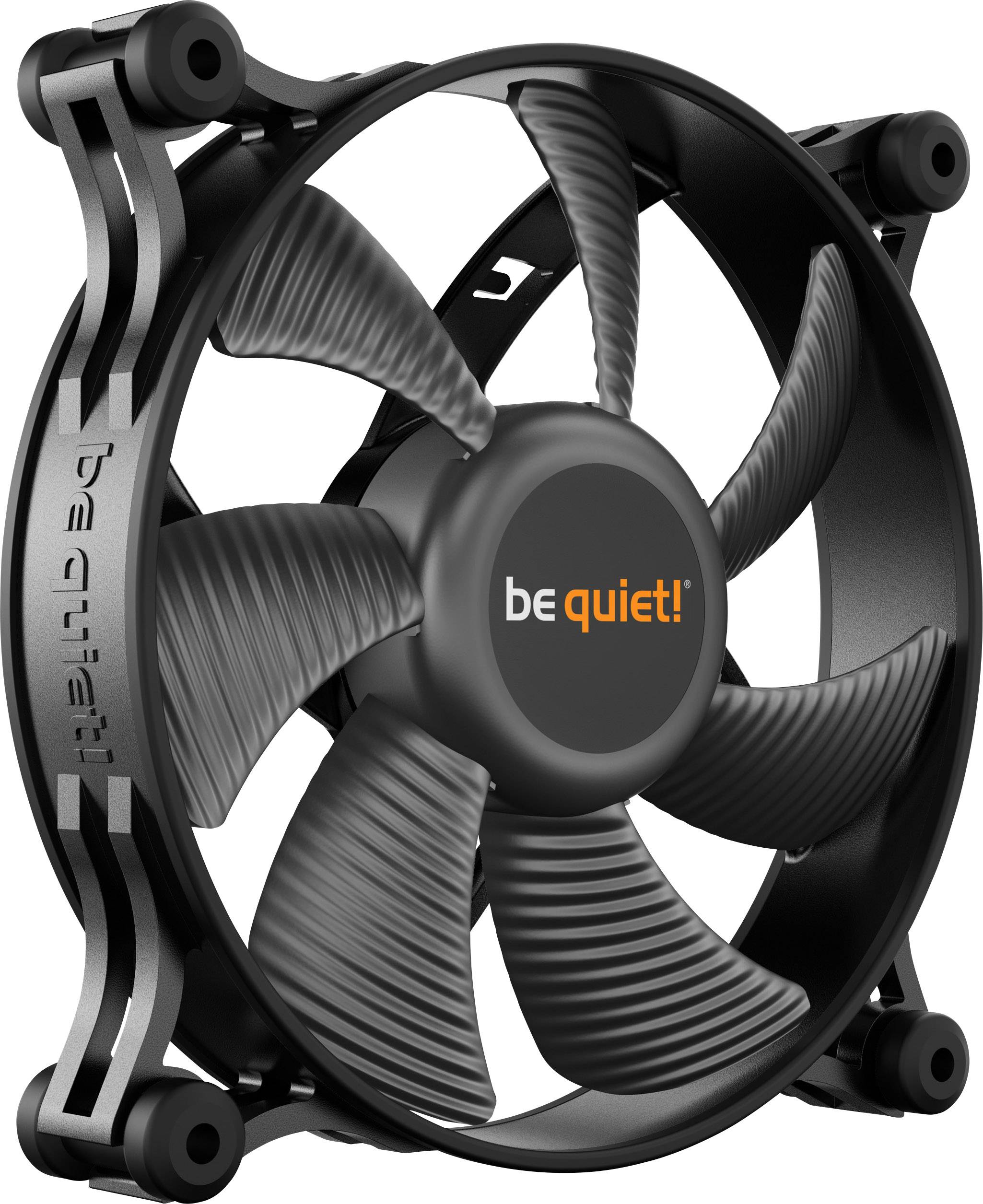 Schwarzer Computerlüfter mit sechs gebogenen Rotorblättern, Logo 'be quiet!' in Orange auf der Nabe, vier Befestigungspunkte.