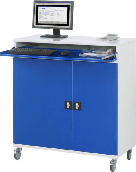 Blauer mobiler Schrank mit Rollen, einem Computerbildschirm, Tastatur und Maus auf der Oberseite und geschlossener Vorderseite.