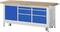 Eine Werkbank mit Holzplatte, blauen Schubladen und Schranktüren, auf Rollen für mobile Nutzung.