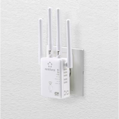 WLAN-Repeater mit vier Antennen, in Steckdose eingesteckt. Marke 'renkforce' und Modell 'AC 1200'. Geräteanzeige zeigt WLAN-Stärke.