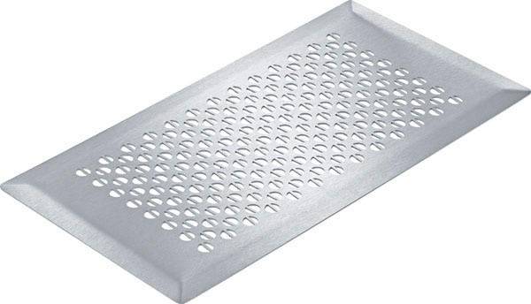 Silberne, rechteckige Metallreibe mit vielen kleinen runden Löchern, hauptsächlich zur Verarbeitung von Lebensmitteln gedacht.