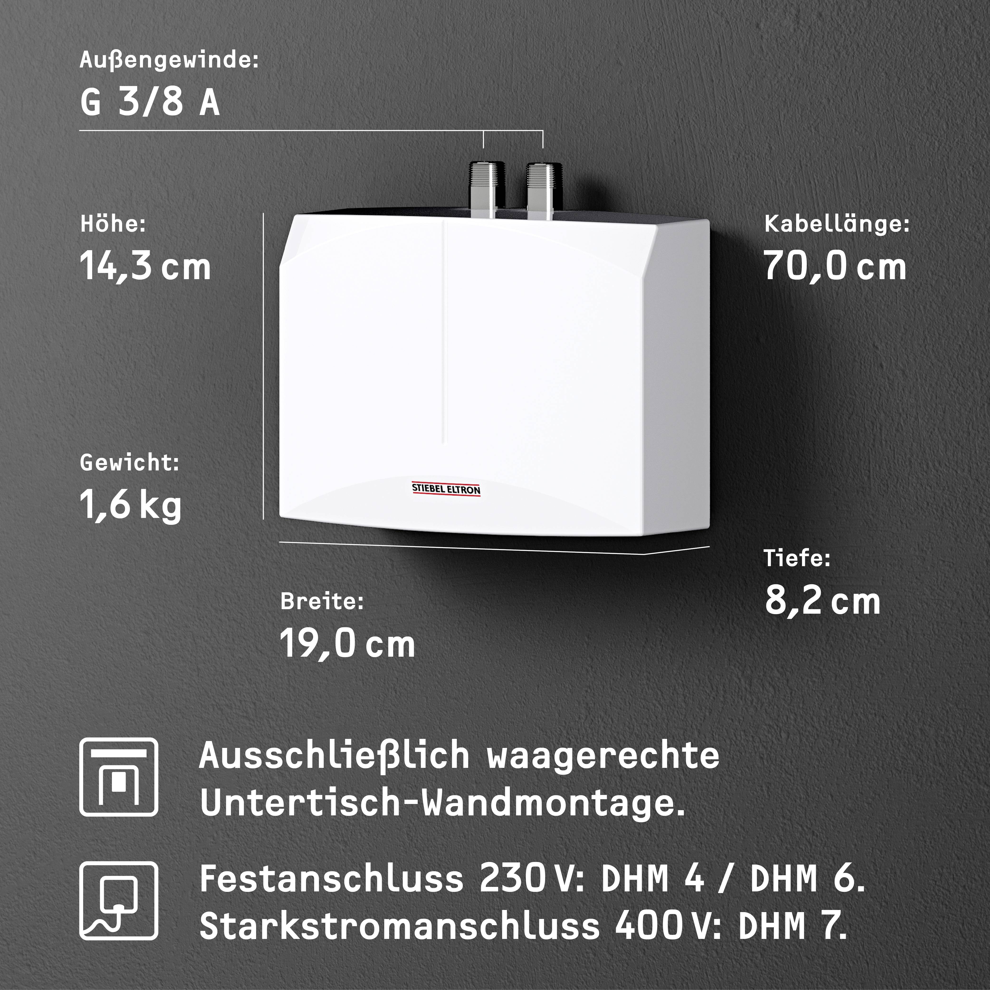 Ein elektrischer Durchlauferhitzer an einer Wand, mit Spezifikationen zu Höhe, Breite, Tiefe und Kabellänge. Anschlussdetails angegeben.