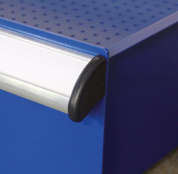Blaues Metallregal mit weißer Kante und runder, schwarzer Ecke. Oberseite mit Lochmuster, auf grauem Hintergrund.