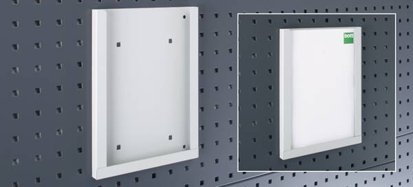 Ein leeres, weißes Rahmen-Display an einer perforierten schwarzen Wand, mit einer vergrößerten Ansicht des gleichen Rahmens, der ein Bild hält.