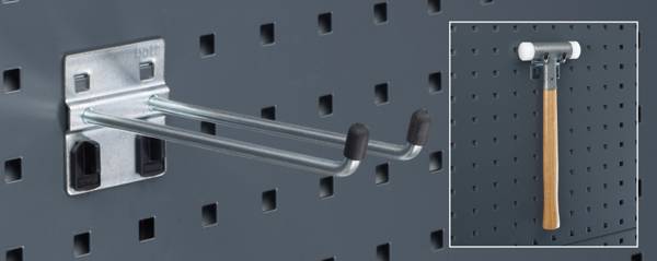 Wandtafel mit Metallhaken links; Haken hält Werkzeuge. Rechts im Bild ein Hammer, aufgehängt an einem Metallhaken.