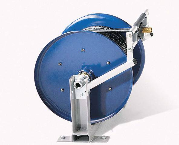 Eine blaue Schlauchtrommel aus Metall mit Kurbel und Halterung. Sie ist teilweise mit schwarzem Schlauch aufgewickelt.