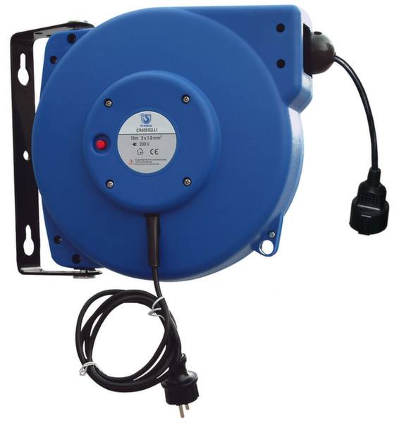 Ein blauer Kabelaufroller mit montiertem Netzkabel und Stecker, an einer schwarzen Halterung befestigt, vor weißem Hintergrund.