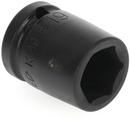 Ein schwarzer Steckschlüsseleinsatz aus Metall, zylinderförmig, mit sechseckiger Öffnung und seitlicher eingravierter Beschriftung.