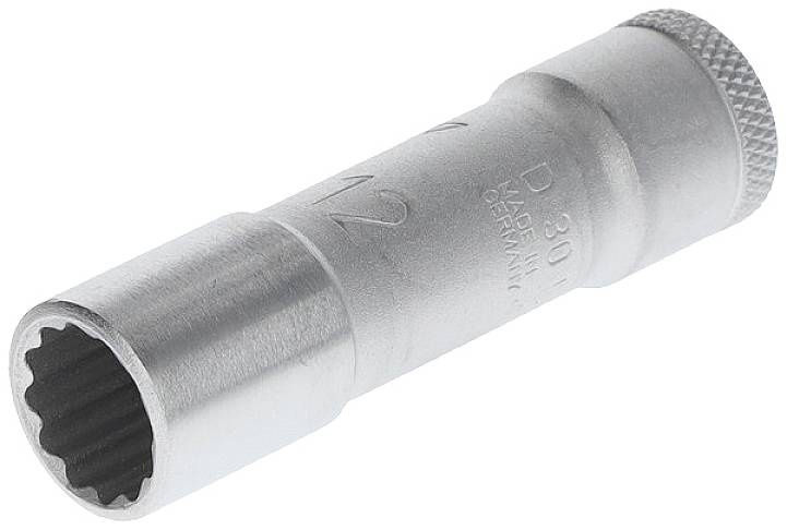 Ein silberfarbener Steckschlüsselaufsatz mit geriffeltem Ende, seitlich beschriftet, für die Verwendung bei mechanischen Arbeiten.