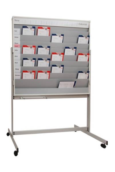 Ein rollbares Kartenregal mit mehreren Schlitzen, gefüllt mit blauen und roten Karten, die Namen und Informationen tragen.