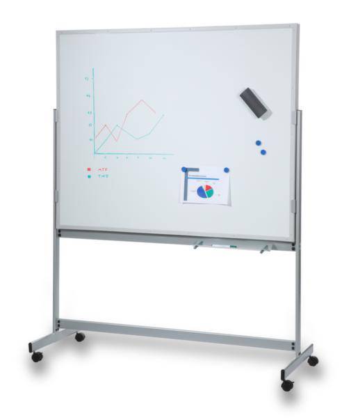 Weiße Tafel auf Rädern mit zwei Markierungen: Eine Grafik und ein Papier mit einem Diagramm. Ein Schwamm und Magnete sind befestigt.