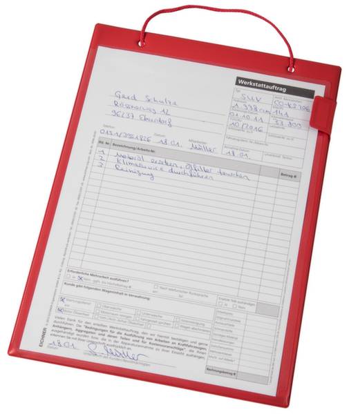 Ein rotes Klemmbrett mit einem handgeschriebenen Werkstattauftrag darauf. Enthält Details zur Autoreparatur und Kontaktinformationen.