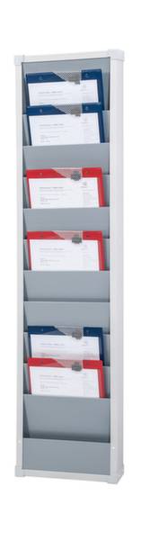 Ein grauer, vertikaler Prospektständer mit mehreren Fächern, die rote und blaue Akten oder Dokumente enthalten.