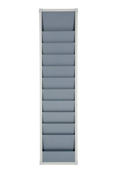 Ein hoher, schmaler, grauer Regal mit mehreren offenen Fächern übereinander, geeignet zur Aufbewahrung von Zeitschriften oder Dokumenten.