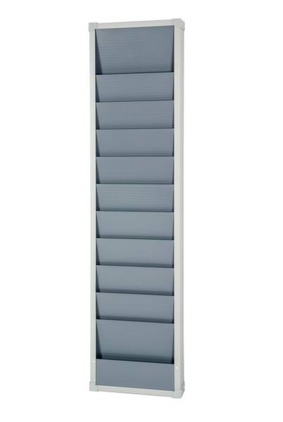 Ein hohes, schmales Regal mit mehreren Fächern, die leicht nach vorne geneigt sind. Es ist zum Aufbewahren von Zeitschriften geeignet.