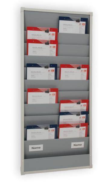 Wandhalterung mit mehreren Fächern, gefüllt mit rot-blauen und blau-roten Dokumenten. Unten befinden sich zwei Beschriftungen 'Name'.