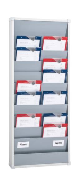 Ein vertikaler Ordnerhalter mit mehreren Fächern enthält Dokumente in roten und blauen Mappen. Unten sind beschriftete Namensschilder.