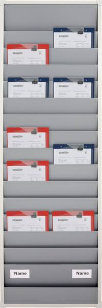 Mehrere Reihen von Hängeregistern mit Dokumenten und zwei Etiketten 'Name' an der Unterseite. Dokumente sind blau und rot.