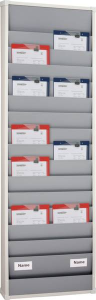 Ein Wandorganizer mit mehreren Fächern. In den Fächern befinden sich rote und blaue Dateien. Zwei untere Fächer sind beschriftet 'Name'.