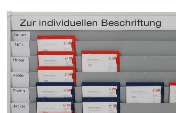Wandtafel mit mehreren beschrifteten Klarsichthüllen in Rot und Blau, entzifferbare Namen daneben: Gruber, Götz, Huber, Köhler, Eberth, Jäckel.