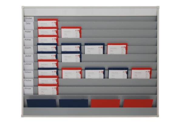 Bürowandplaner mit mehreren horizontalen Fächern, gefüllt mit rot und blau markierten Karten. Links Namen wie 'Gruber' und 'Huber'.