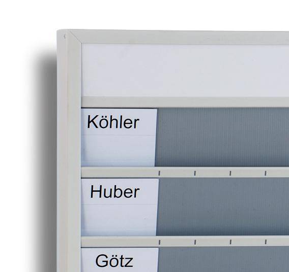 Bürotürschild mit den Namen 'Köhler', 'Huber' und 'Götz' auf Schildern in einem sortierbaren Display.